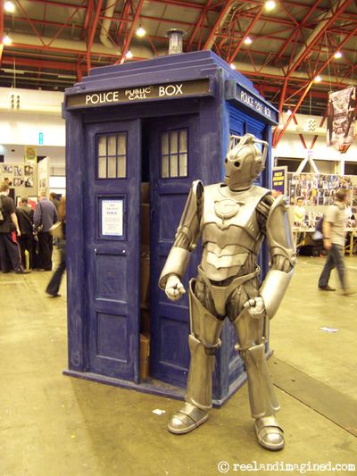 Cyberman outside the TARDIS at the London Film & Comic Con 2008